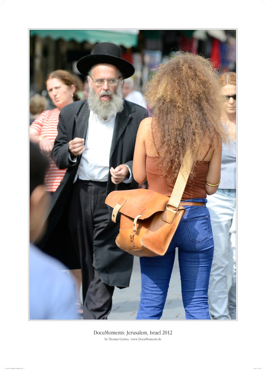 Orthodoxer Jude begegnet junger Frau: Jerusalem, Israel, 2012 (Foto: Thomas Grziwa / DocuMoments.de)