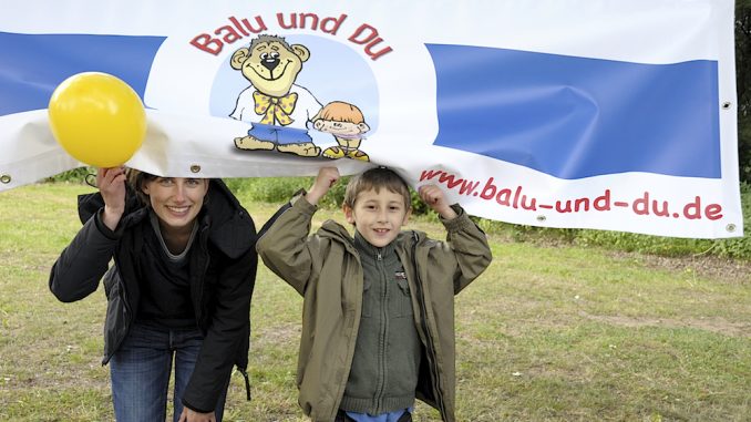 Balu & Du - ein beispielhaftes Projekt für Kinder ist an vielen Standorten aktiv, z. B. in Bremen. Myriam und Leon (Foto) konnten - gemeinsam mit vielen anderen - im Sommer 2012 das zehnjährige Jubiläum feiern. (Foto: Thomas Grziwa / DocuMoments.de)
